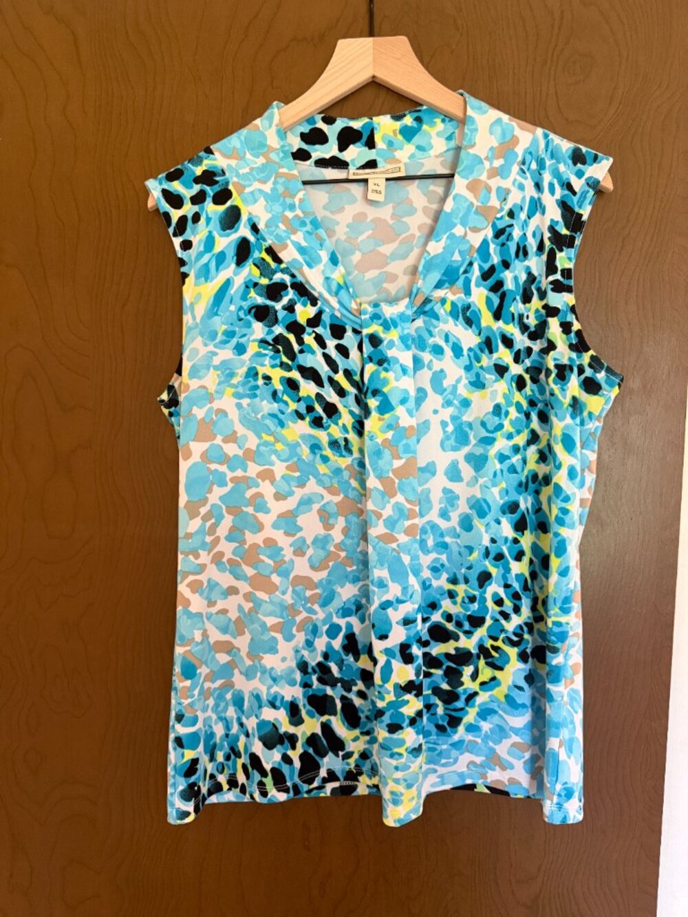 Dana Buchman Sleeveless Blouse Blue White Animal Print V-Neck Pleat Front - Picture 2 of 3